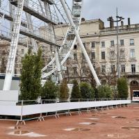 La végétation arbore les côtés de la roue